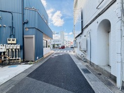 前面道路は歩道も整備され、小さなお子様にも安心です。
