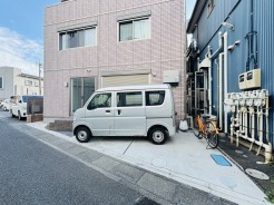 マイカースペースを１台分確保。現地で車幅と共にご確認ください。
