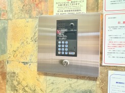 落ち着いた雰囲気のエントランス。オートロック式で防犯面にも配慮がなされています。
