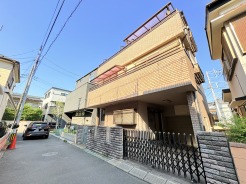 幅員の狭い道ですが、車通りの少ない住宅街に立地してます。