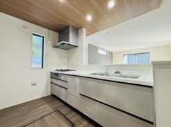 新築ならでは特典。未使用でスベスベの人造大理石を撫でてみてください。
