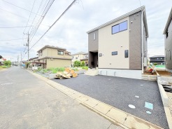 前面道路は歩道も整備され、小さなお子様にも安心です。
