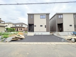 駐車が苦手な方にも嬉しい、前面約６ｍ道路に面した住まい。
