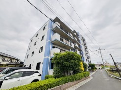 タイル張りの荘厳な外観は、マンションならでは。
