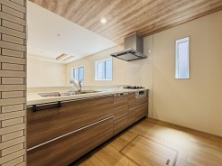 新築ならでは特典。未使用でスベスベの人造大理石を撫でてみてください。
