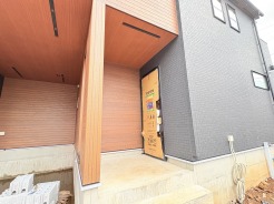 1号棟 この扉を開けると、新築の木の匂いが待ってます。