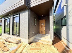 2-A号棟 この扉を開けると、新築の木の匂いが待ってます。
