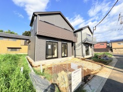2-A号棟 前面道路は歩道も整備され、小さなお子様にも安心です。
