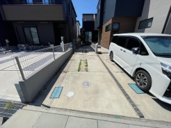 駐車場は２台まで駐車可能。マイカーの車幅もお確かめください。
