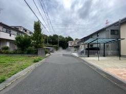 車通りの少ない閑静な住宅地、のびのびした子育てに適します。
