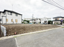 幹線道路から１本入った現地は、想像以上に静かに感じられます。
