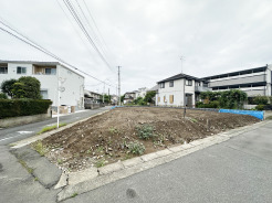 車通りの少ない閑静な住宅地、のびのびした子育てに適します。
