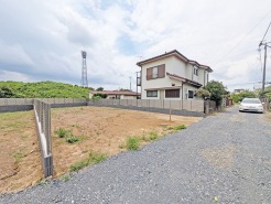 A号地 幅員こそやや狭くても、その分交通量が少なくて安心。
