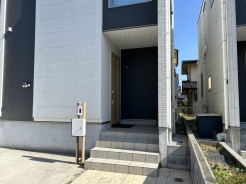 アプローチからの玄関がおしゃれな住宅。出発も帰宅も楽しみになるかも。
