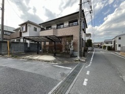 角地につき、開放感に恵まれる住居がここに。


