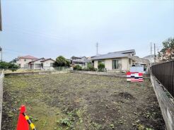 車通りの少ない閑静な住宅地、のびのびした子育てに適します。
