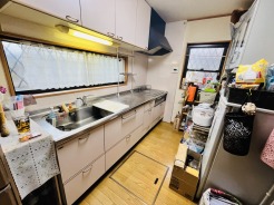 収納たっぷり。調理器具や調味料も出し入れしやすいですね。
