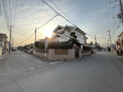 車通りの少ない閑静な住宅地、のびのびした子育てに適します。
