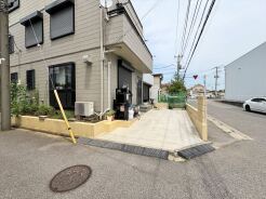 マイカースペースを１台分確保。現地で車幅と共にご確認ください。
