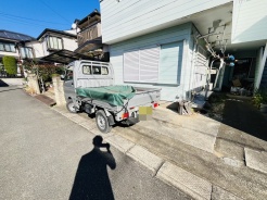 マイカースペースを１台分確保。現地で車幅と共にご確認ください。
