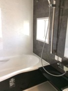 広々1坪タイプのゆったり浴室ユニット。防カビ・抗菌素材なのもうれしい。