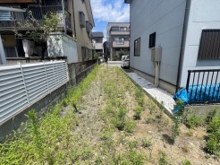駐車スペースは２台以上駐車可能。幅は約3.065ｍあります。