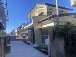 前面道路は歩道も整備され、小さなお子様にも安心です。
