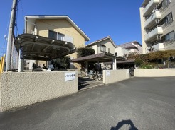 駐輪場、駐車場。