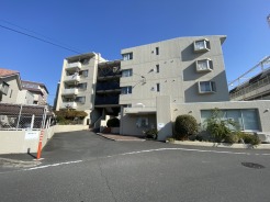 前面道路は歩道も整備され、小さなお子様にも安心です。
