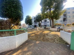 敷地内に少し休める公園あります。