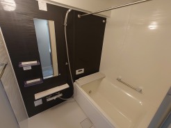 バスユニット、浴室乾燥機、手すり付き。

