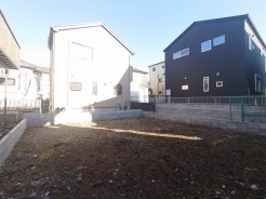 日神駅徒歩7分の近さ。通勤通学に便利で、駅周辺の生活施設も利用しやすい。
