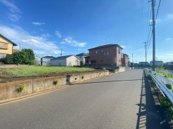 車通りの少ない閑静な住宅地、のびのびした子育てに適します。
