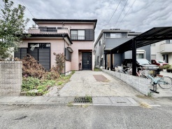 車通りの少ない閑静な住宅地、のびのびした子育てに適します。
