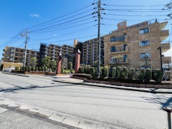 西大宮駅徒歩８分の近さ。通勤通学に便利で、駅周辺の生活施設も利用しやすい。
