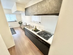 収納スライドをぐっと開けばお鍋や調味料をどんどんしまえる大収納。キッチンはいつもキレイ。
