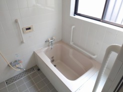 浴室は湿気がたまりやすく、換気扇だけでは心配。。。窓をあければお風呂がカラっと乾きます。
