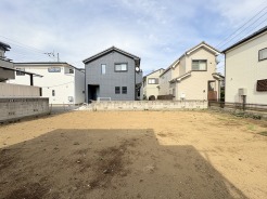 幅員の狭い道ですが、車通りの少ない住宅街に立地してます。
