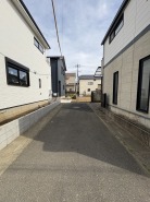 住民の方が主に利用する交通量少なめの道路に面してます。
