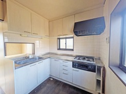 手を伸ばせばそこに収納が。安定した使用感の吊戸棚つきのキッチン空間。
