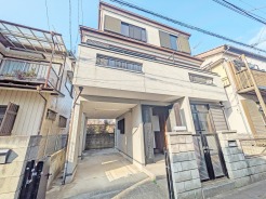 ＪＲ宇都宮線「東大宮」駅東口徒歩３分、提携駐車場もあります。エステート白馬東大宮店までお気軽にお問い合わせください。
