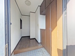 靴がしっかり収まるから、散らかりがちな玄関もスッキリ。
