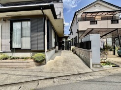 ポーチのついた物件。玄関の印象はいかがでしょうか？入口からご覧ください。
