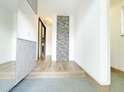 おしゃれな玄関には土間収納もあります