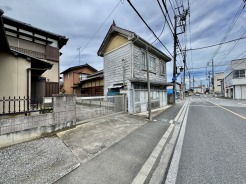 前面道路は歩道も整備され、小さなお子様にも安心です。
