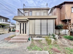 車通りの少ない閑静な住宅地、のびのびした子育てに適します。
