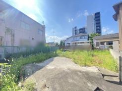 車通りの少ない閑静な住宅地、のびのびした子育てに適します。
