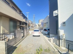 幅員こそやや狭くても、その分交通量が少なくて安心。
