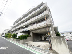 タイル張りのエントランスが迎える永住邸。
