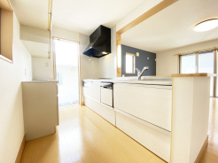 対面キッチンがご家族の温かい時間を演出。
